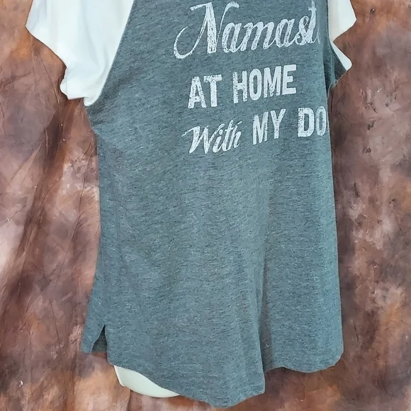 Maurices graphic tee tshirt scoop neck Namaste at home with my dog gray cream L - Picture 3 of 7